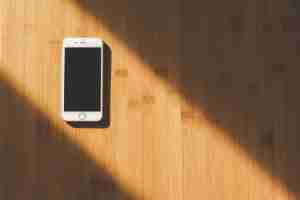 Smartphone moderno em superfície minimalista